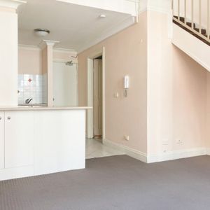 Loft-Style Apartment in Convenient Location &ast;&ast; Available 10&sol;05&sol;25 &ast;&ast; - Photo 2