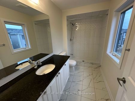 Detached Home For Lease | X8042364 - Photo 4