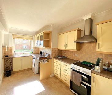 3 bedroom ground floor flat to rent - Photo 6