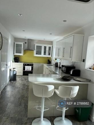 4 bedroom semi-detached house to rent - Photo 2