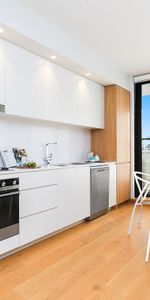ULTRA MODERN ONE BEDROOM APARTMENT - Photo 3