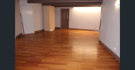 LARGE FAMILY LIVING OPPOSITE PARK - Photo 3