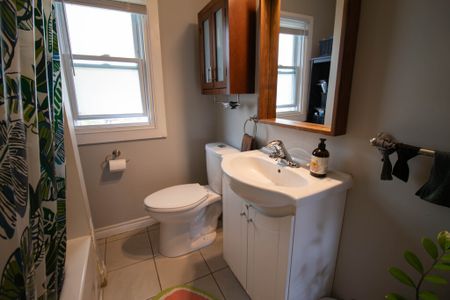 **BEAUTIFUL** 2 Bedroom Upper Unit in St. Catharines!! - Photo 3