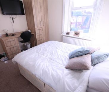 3 bedroom flat to rent - Photo 3