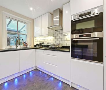 Recently refurbished and immaculately presented three bedroom Victo... - Photo 5