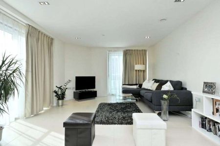 Impressive two bedroom apartment in the popular Bezier development. - Photo 2