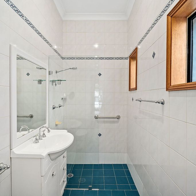 Charming two-bedroom home with potential third bed or office - Photo 1