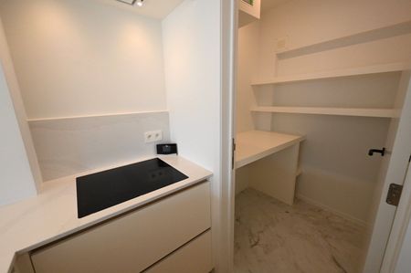 ONGEMEUBELD - NIEUW - Luxueus gerenoveerd appartement met 3 slaapkamers en met een OPEN ZICHT op het Burgemeester Frans Desmidtplein. - Foto 2