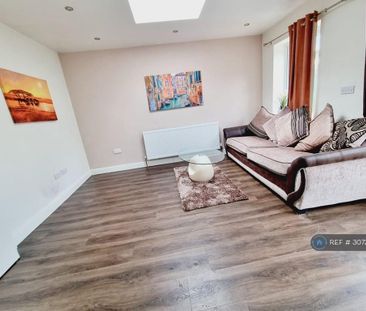 5 bedroom semi-detached house to rent - Photo 1