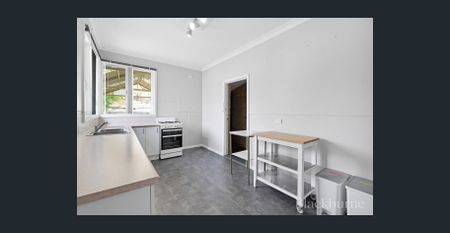 THREE BEDROOM FAMILY HOME - Photo 5