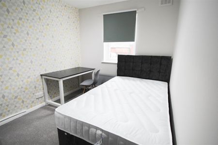 Westfield Court, Westfield Road, Hyde Park, LS3 1DL, Leeds - Photo 4