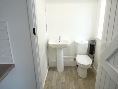 3 bedroom semi-detached house to rent - Photo 2