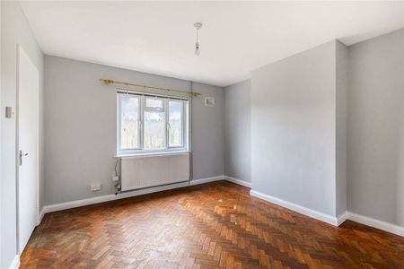 Newly decorated three bedroom house available immediately - Photo 2