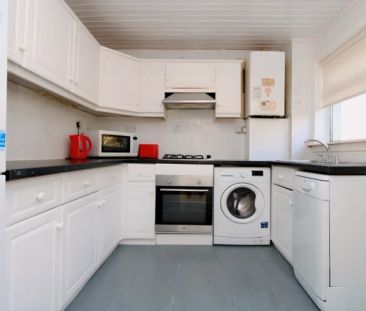 3Bedrooms, 1Bathrooms - Photo 2