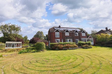 5 bedroom Detached House to let - Photo 5