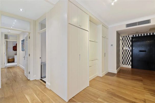 3 bedroom flat in Holland Park - Photo 1