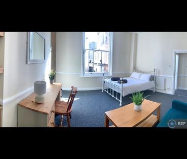 3 bedroom flat to rent - Photo 5