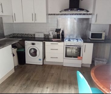 Room in a Shared House, Thackeray Road, SO17 - Photo 2