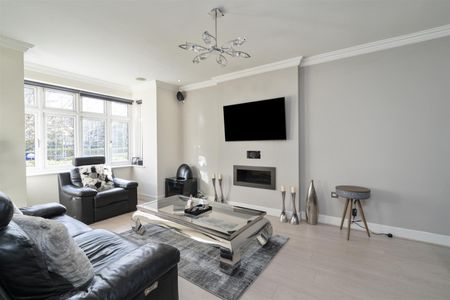 5 bed detached house to rent in Avenue Road, Dorridge, Solihull - Photo 4