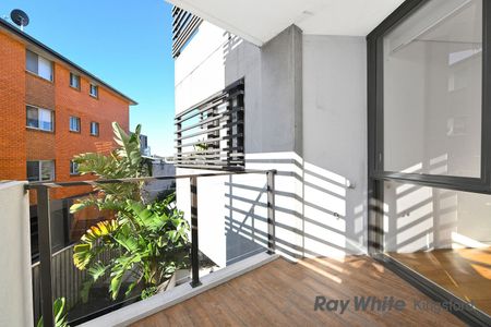 Modern Sunlit One Bedroom Apartment - Photo 3