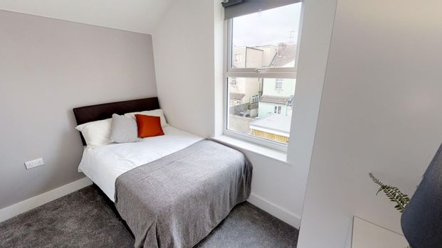 Sociable Home Steps from Tesco & IKEA - Photo 1