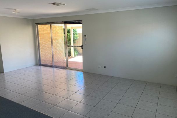 Low maintenance & ducted aircon! - Photo 1