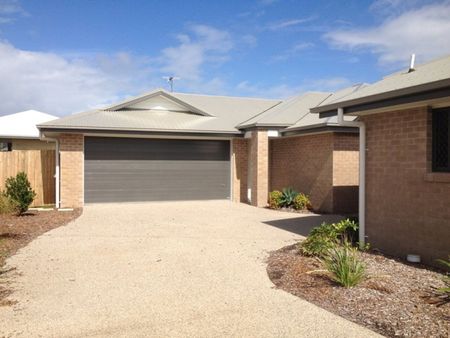 SPACIOUS DUPLEX IN PRIME LOCATION - Photo 4