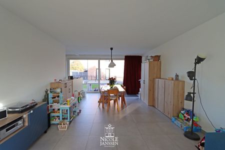 Nieuwbouwwoning met drie slaapkamers, tuintje en carport op een aangename en rustige locatie in Kessenich - Photo 2