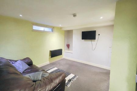 1 bedroom in a house share to rent - Photo 2