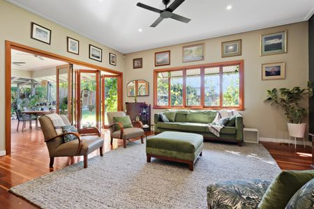 Stunning Fully Furnished 4-Bedroom Queenslander with Pool & Garden Maintenance Included - Photo 2