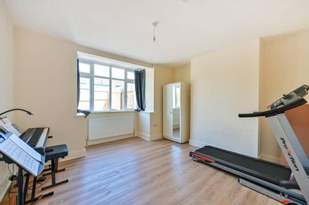 4 bedroom semi-detached house to rent - Photo 2