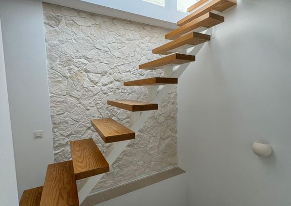 LARGE DETACHED VILLA WITH PRIVATE POOL AND GARDEN