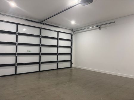 BRAND NEW LUXURY 5 BEDROOM HOME - Photo 3
