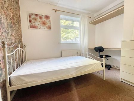 4 bedroom semi-detached house to rent - Photo 5