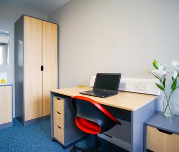 1 bedroom in a flat share to rent - Photo 3