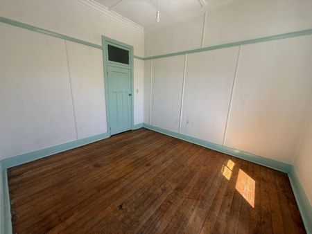 BIG UPSTAIRS FLAT WITH RECENT RENOVATIONS - Photo 3