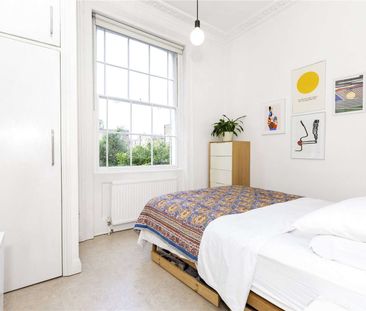 A bright two bedroom apartment set on the first floor of this period conversion with access to a well maintained shared garden. - Photo 1