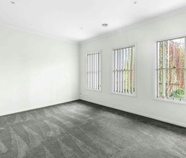 Spacious Family Living Opposite Parkland in Wyndham Green Estate!! - Photo 2