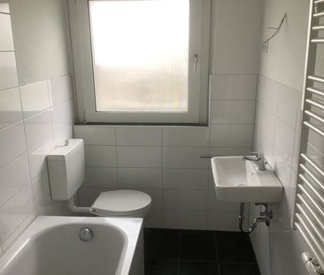 Wohnung mit modernem Wannenbad und neuer Tapezierung an den Wandflächen - Foto 3