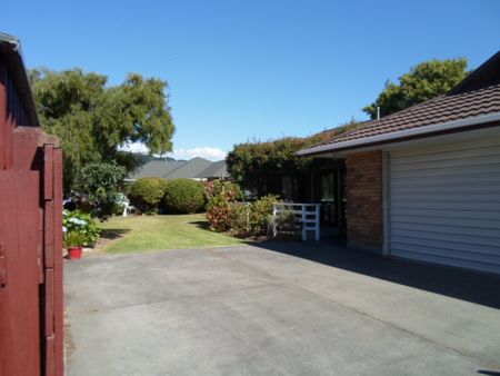 Waikanae - 4 Bedrooms - Photo 5
