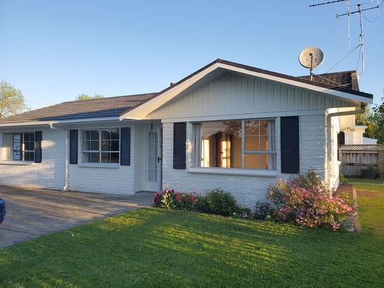 Charming, sunny home in a great location. - Photo 1