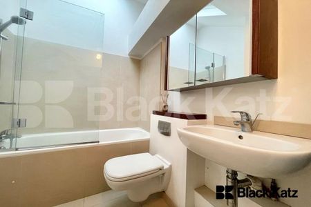 top floor conversion boasts stylish decor throughout and an abundance of light - Photo 5