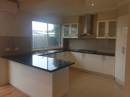 NEAT TWO-BEDROOM TOWNHOUSE IN A PRIME LOCATION! - Photo 2