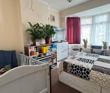 3 bedroom property to rent in Ilford - Photo 4