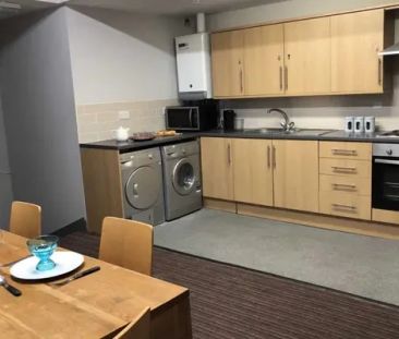 Deluxe Bedroom - Photo 4