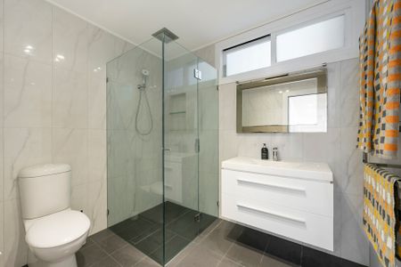 Lower duplex with ocean and district views - partly furnished - Photo 5