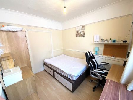 4 bedroom terraced house to rent - Photo 3