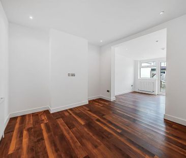 4 bedroom end of terrace house to rent - Photo 2