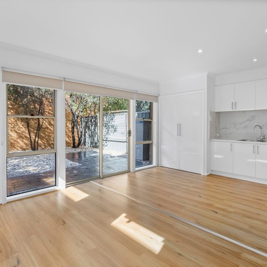 Newly Renovated Family Home in Prime Caroline Springs Location! - Photo 1