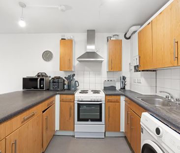 3 bedroom flat to rent - Photo 6
